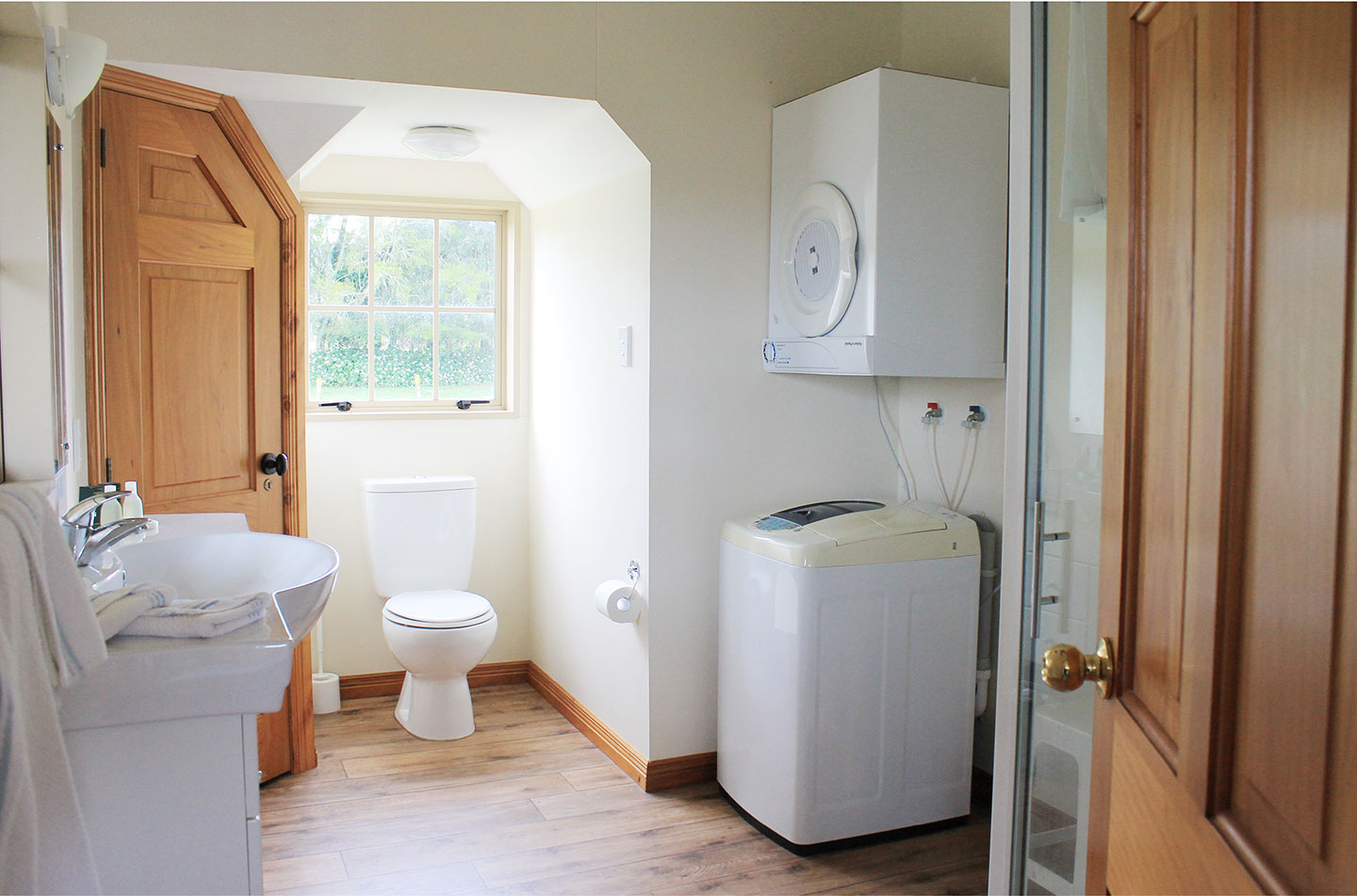 the carriage house bay of islands self catering accommodation ensuite and laundry