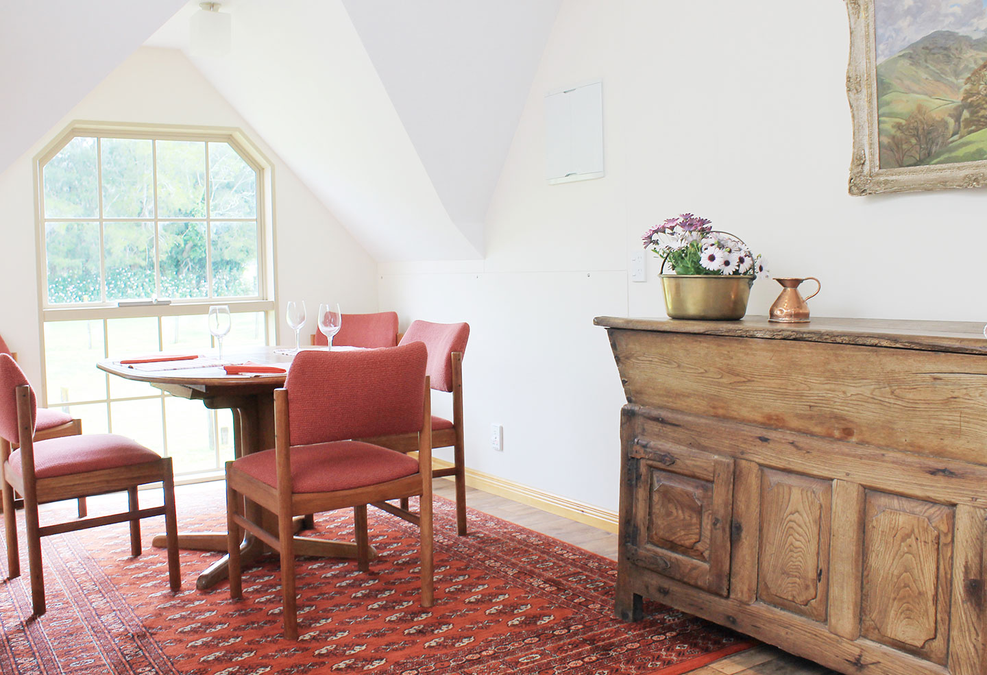 Self catering accommodation at the carriage house, dining area