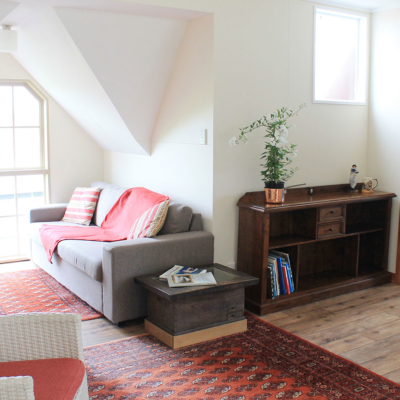 lounge area at the carriage house kerikeri