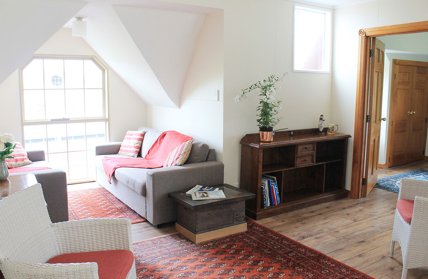 lounge area at the carriage house kerikeri