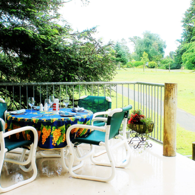 The Carriage House self-catering accommodation outdoor dining area