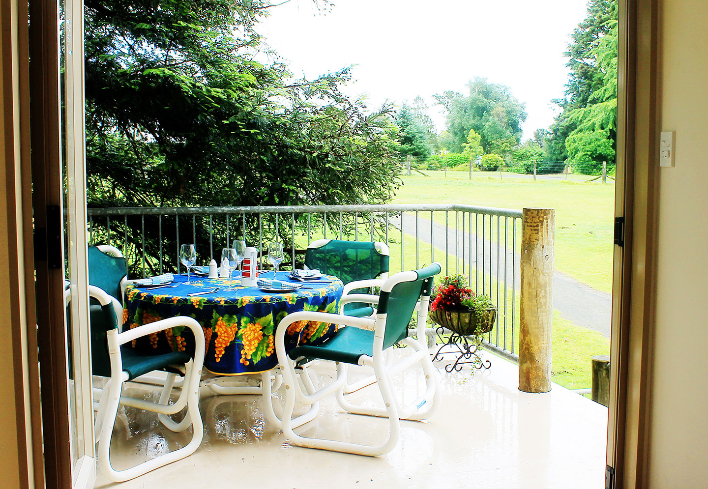 The Carriage House self-catering accommodation outdoor dining area