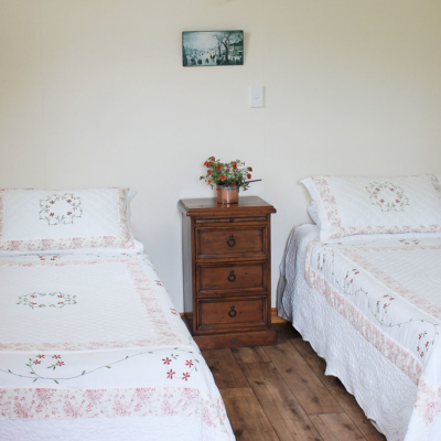 twin bedroom at the carriage house accommodation bay of islands new zealand