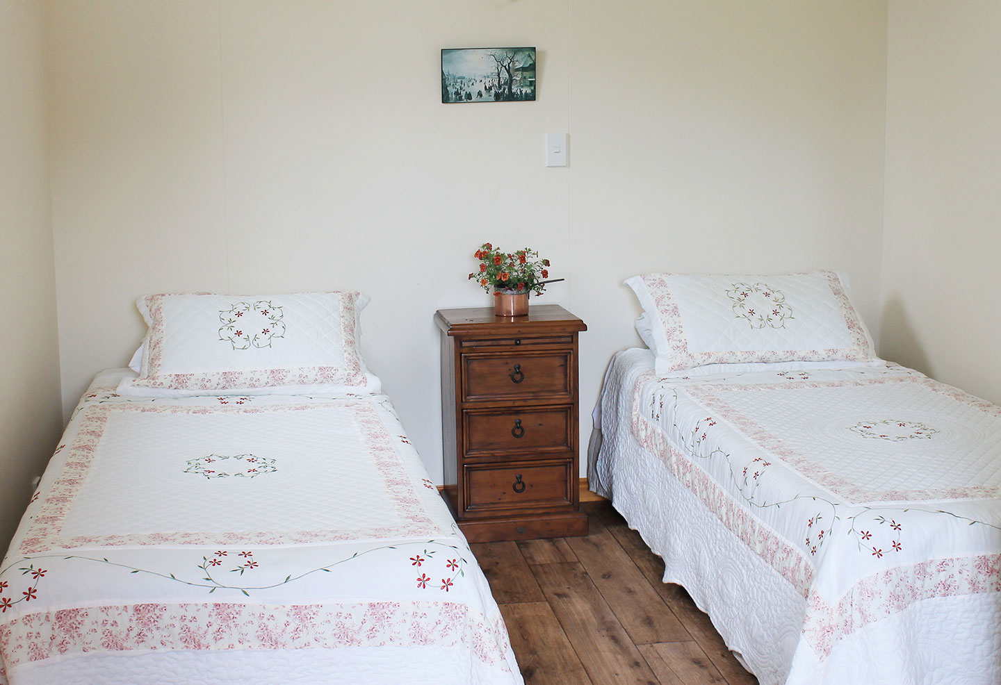 twin bedroom at the carriage house accommodation bay of islands new zealand