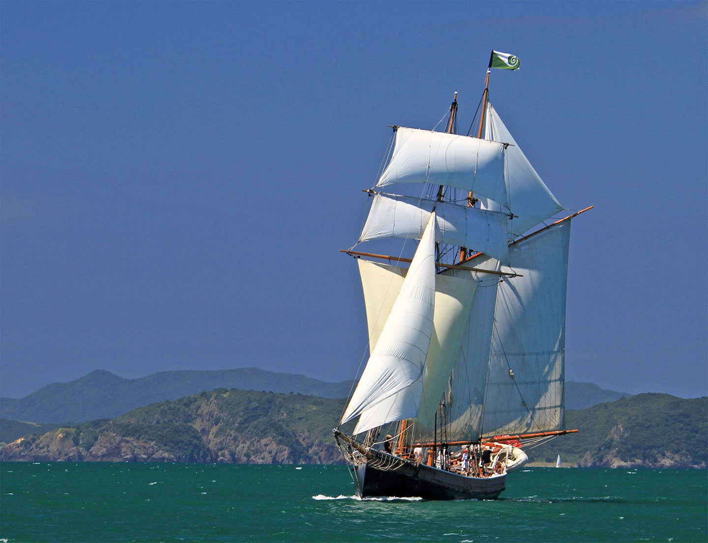 sail r tucker thompson bay of islands